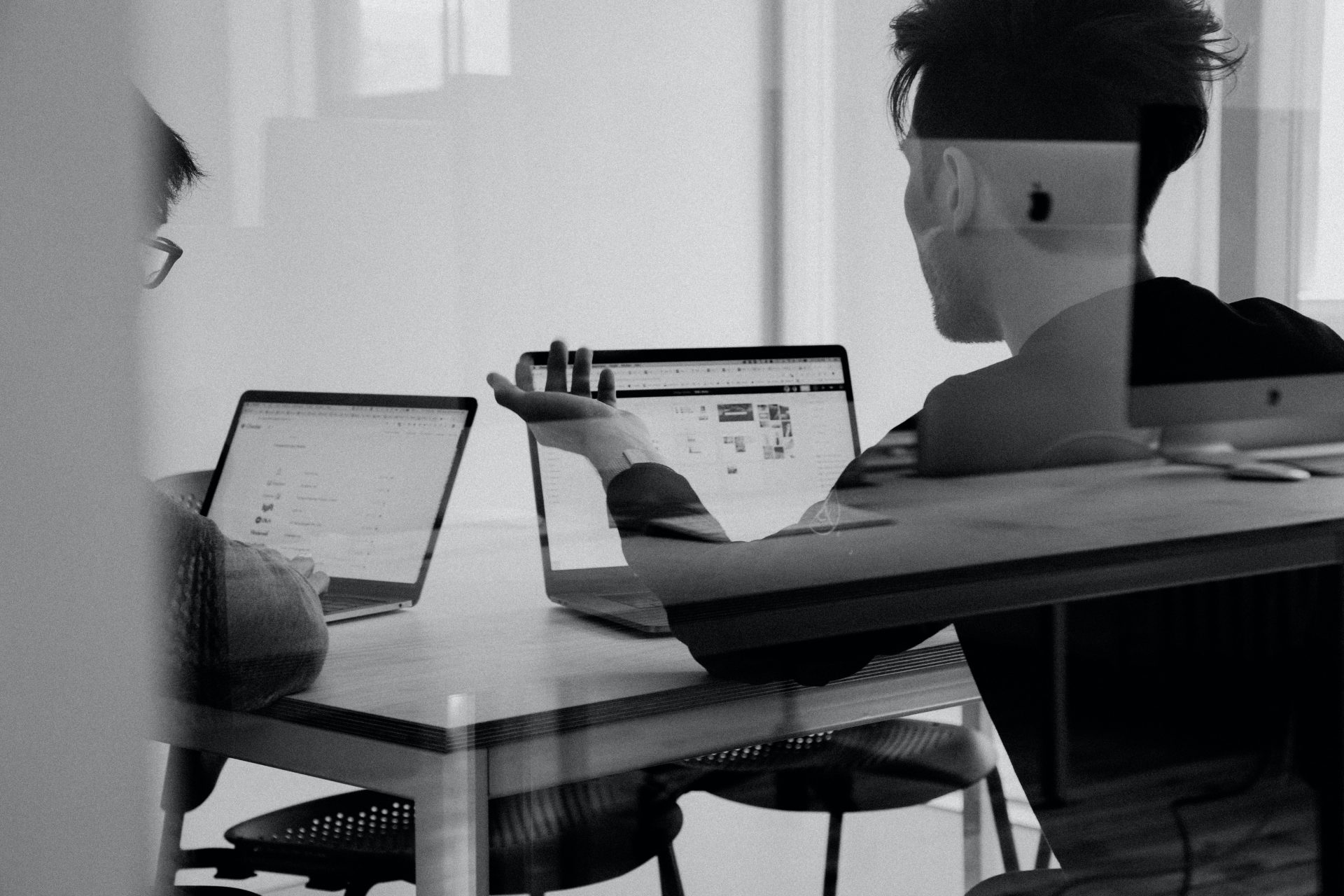 Due giovani imprenditori al lavoro