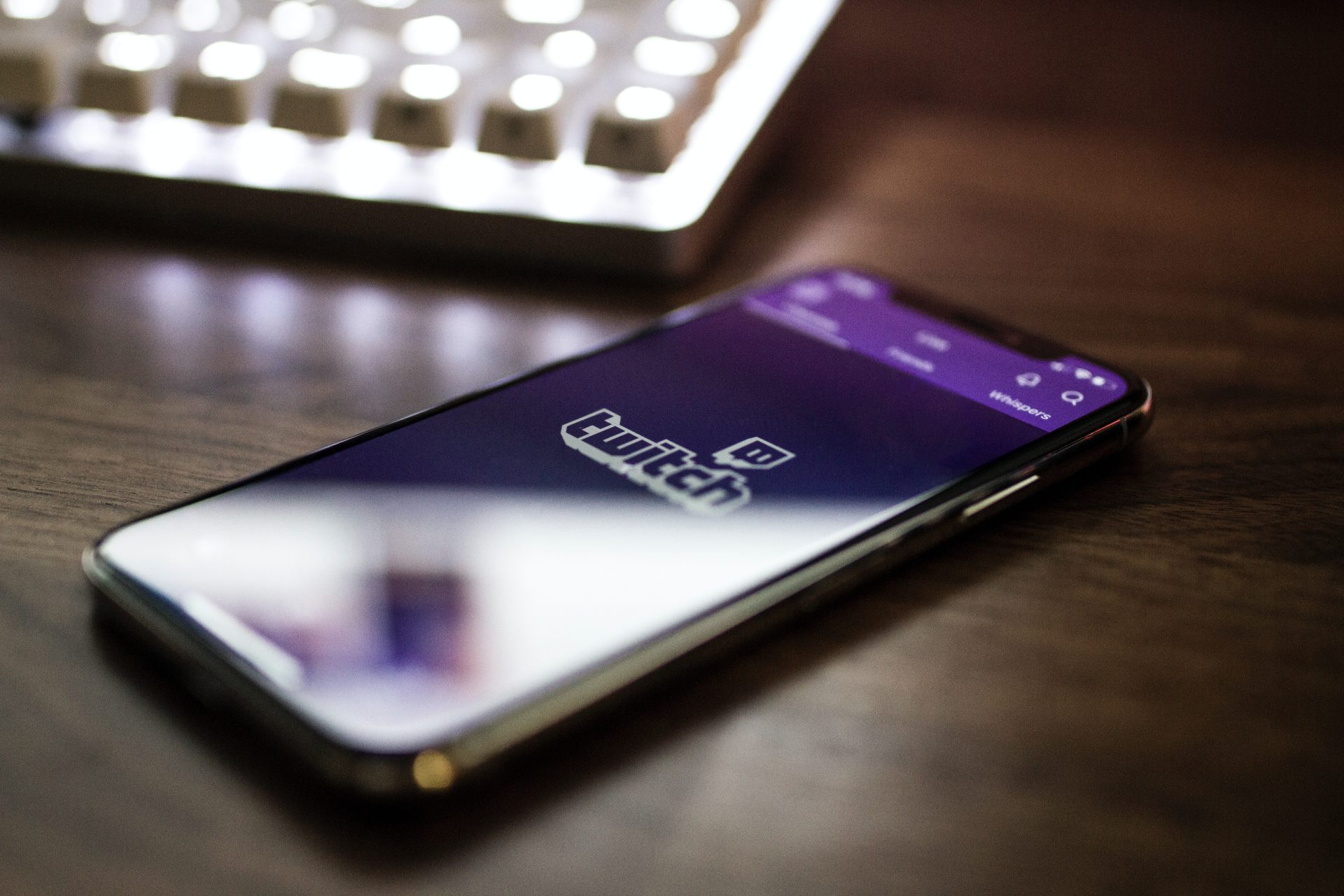 Uno smartphone con la app di Twitch