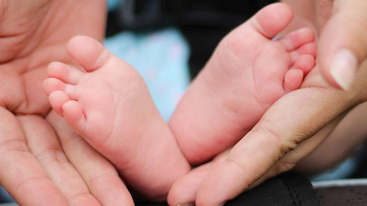 Un padre con il suo neonato