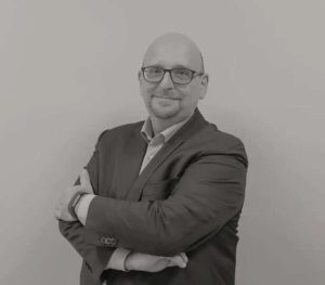 Un'immagine in bianco e nero di Ferdinando Ametrano, amministratore delegato e fondatore di CheckSig