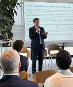 Luciano Serra, responsabile per l'Italia di Boerse Stuttgart Digital, durante un momento della presentazione della ricerca sui cripto asset del Politecnico di Milano