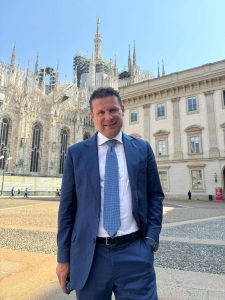 Marco Colombo a mezza figura, in Piazzetta Reale a Milano