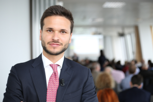Un'immagine di Luca Comunian, di BNP Paribas, con sullo sfondo gli uffici della banca parigina