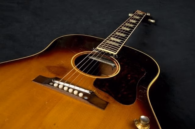 La Gibson J-160E di John Lennon
