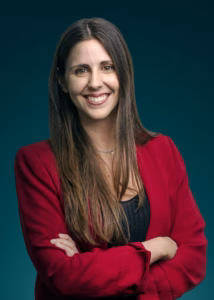 Roberta Casellii in una foto a mezzo busto. è Commodities investment strategist di Global X. Nella foto è ritratta in piedi con le braccia conserte e indossa un cardigan rosso su maglia nera. I suoi capelli sono castani e lunghi. 