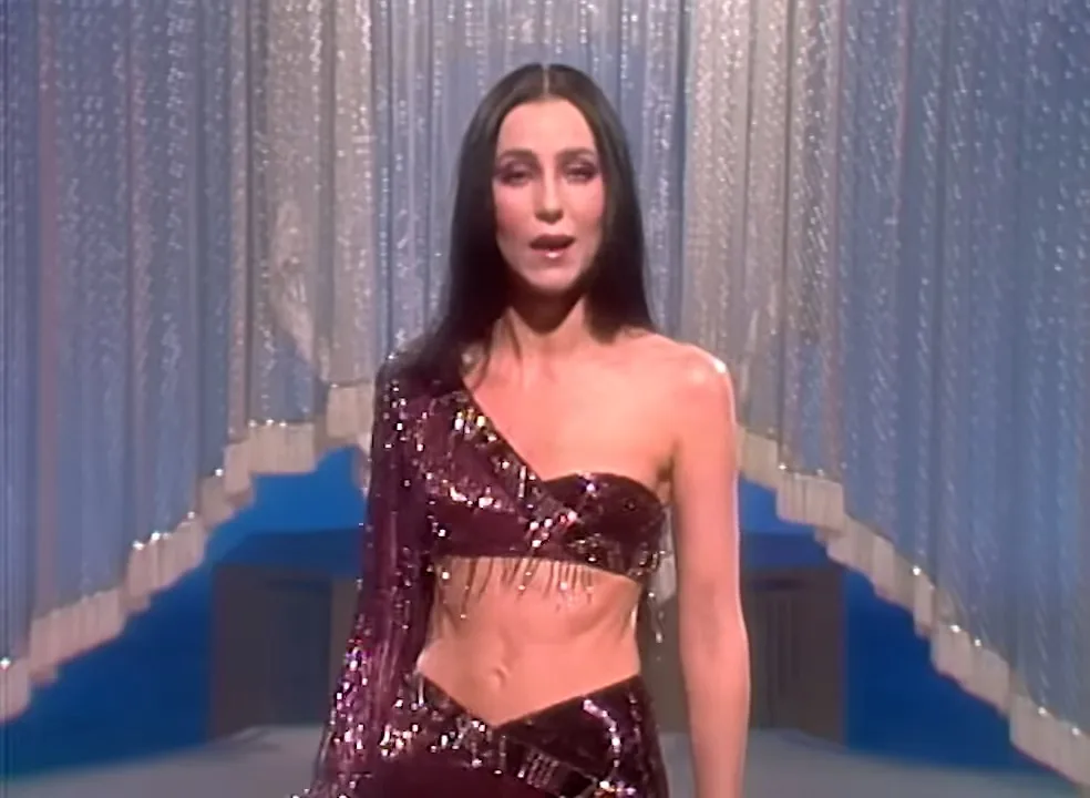 Cher con l'abito di Bob Mackie al The Cher Show del 6 aprile 1975