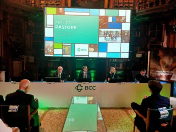 Conferenza sul progetto BCC Arte e Cultura, con relatori seduti a un tavolo in una sala storica con librerie di legno, schermo principale che mostra 'Mauro Pastore - Direttore Generale Gruppo BCC Iccrea'. Sullo sfondo elementi visivi del progetto e poster 'L'Arte del Territorio