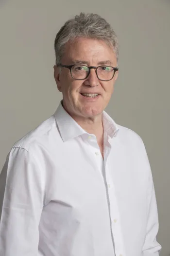 Un'immagine di Andrea Orsi, responsabile Italia, Irlanda e Grecia di M&G Investments, in camicia bianca senza cravatta. 