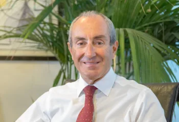 L'amministratore delegato di Fineco, Alessandro Foti, fotografato nel suo ufficio. Indossa una camicia bianca con cravatta rosso scarlatto