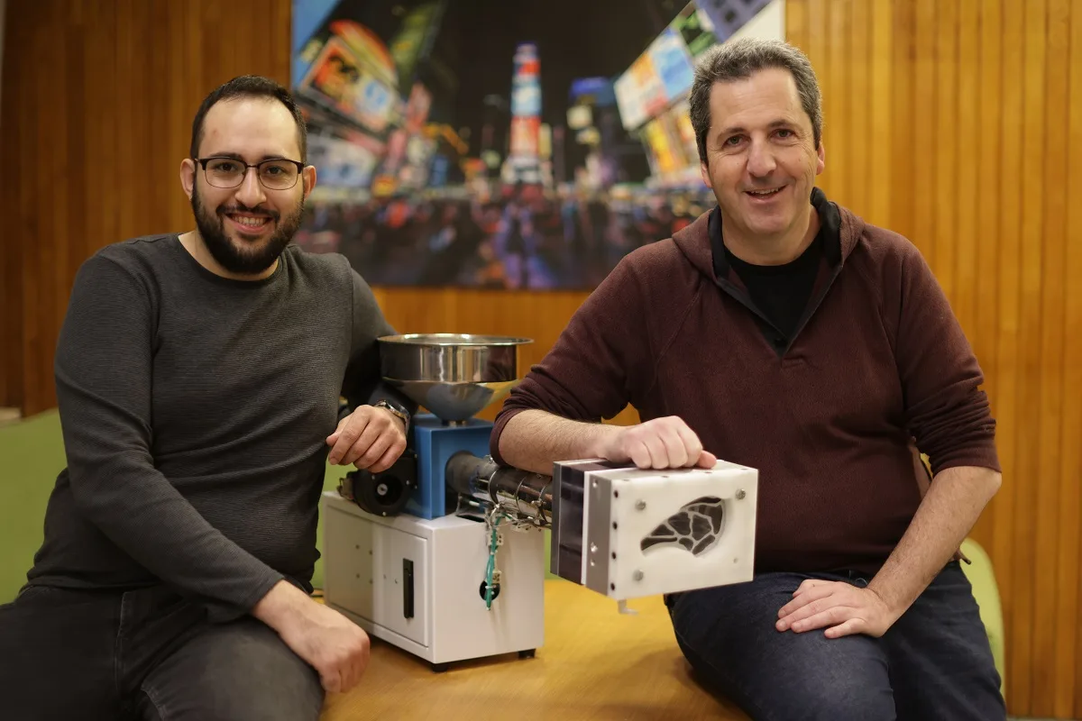 Mohammad Ghosheh e Yaakov Nahmias con la loro stampante 3D a iniezione