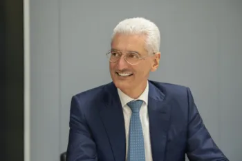 Matteo Astolfi, responsabile Group Client Italy di Capital Group in una foto a mezzobusto. Indossa occhiali con montatura dorata, camicia bianca, giacca blu e cravatta azzurra