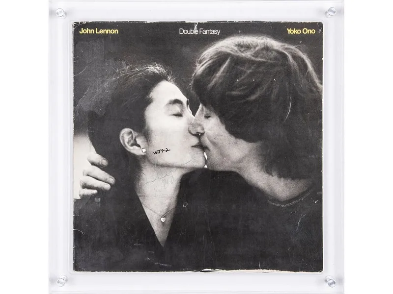 La copertina del disco Double Fantasy con l'autografo di John Lennon e il marchio della polizia di New York