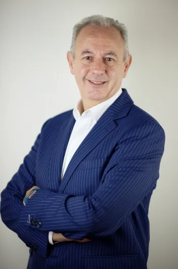 Una foto a mezza figura di Gianluca Parenti, responsabile Websim Investment Solution, con giacca blu e camicia bianca