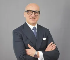 Roberto Coletta guiderà la succursale italiana di Julius Baer. Una fotografia in mezzo busto, con braccia conserte. Indossa giacca fgricia con camicia bianca e cravatta, montatura degli occhiali nera