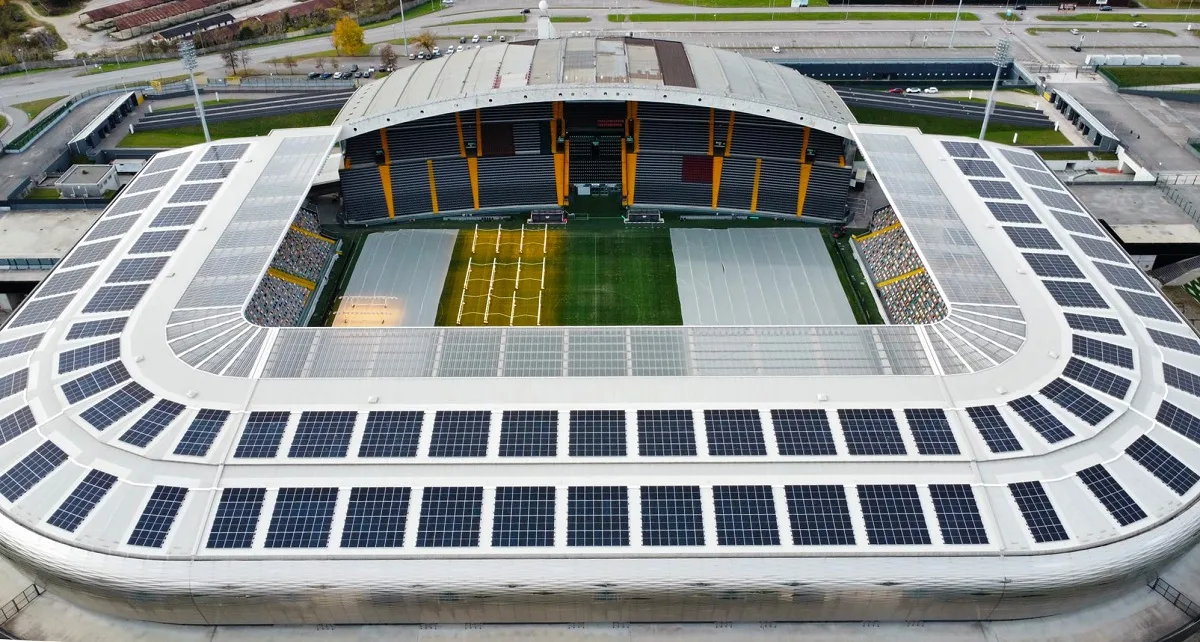 Il parco solare ospitato sulla copertura del Bluenergy Stadium