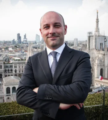 Giancarlo Sandrin, country head - Southern Europe di L&G in un'immagine scattata dall'Arengario in Piazza Duomo a Milano. Sulla sua sinistra di intravvede il Duomo