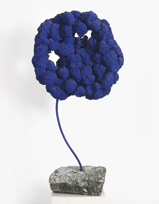 Sculpture éponge bleue sans titre (SE 168) di Yves Klein