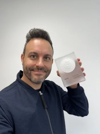 Luca Discacciati mostra il premio di OpenAI ricevuto da Forecaster