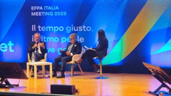 Una fase del convegno inaugurale di Efpa Italia Meeting 2025. Sul palco Giorgio De Rita, presidente del Censis, Nicola Ardente, presidente di Efpa Italia, e la moderatrice