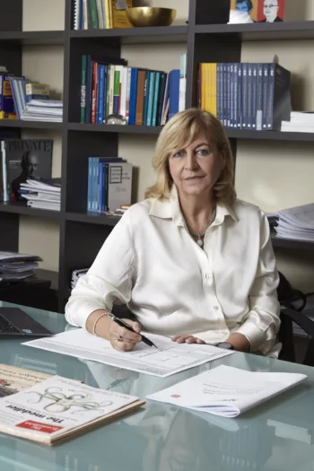 Antonella Massari, segretaria generale di Aipb, in una fotografia professionale, seduta alla scrivania del suo ufficio