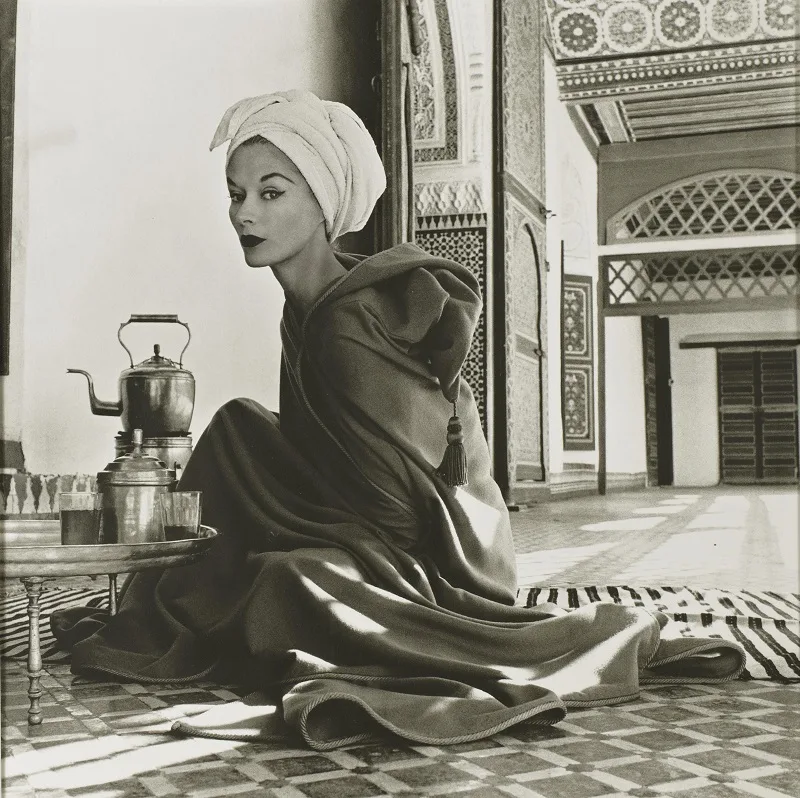 Woman in Moroccan Palace di Irving Penn
