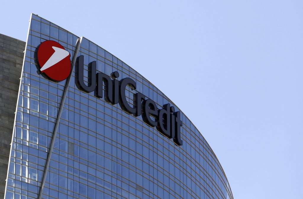 Piazza Affari in rosso, trimestrale record per Unicredit