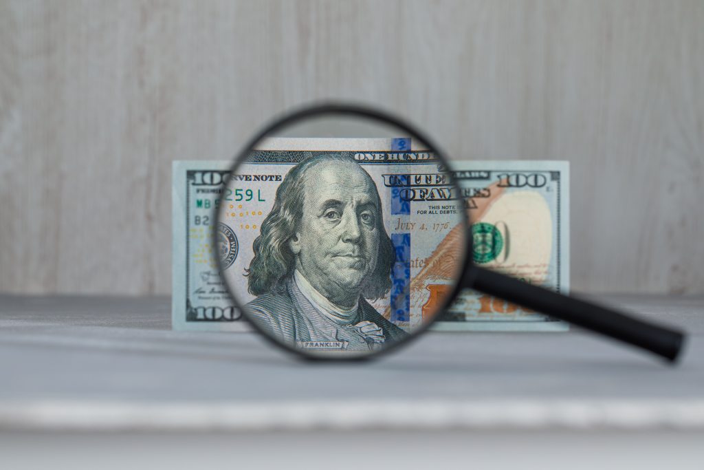 FED verso il taglio dei tassi, dollaro USA debole