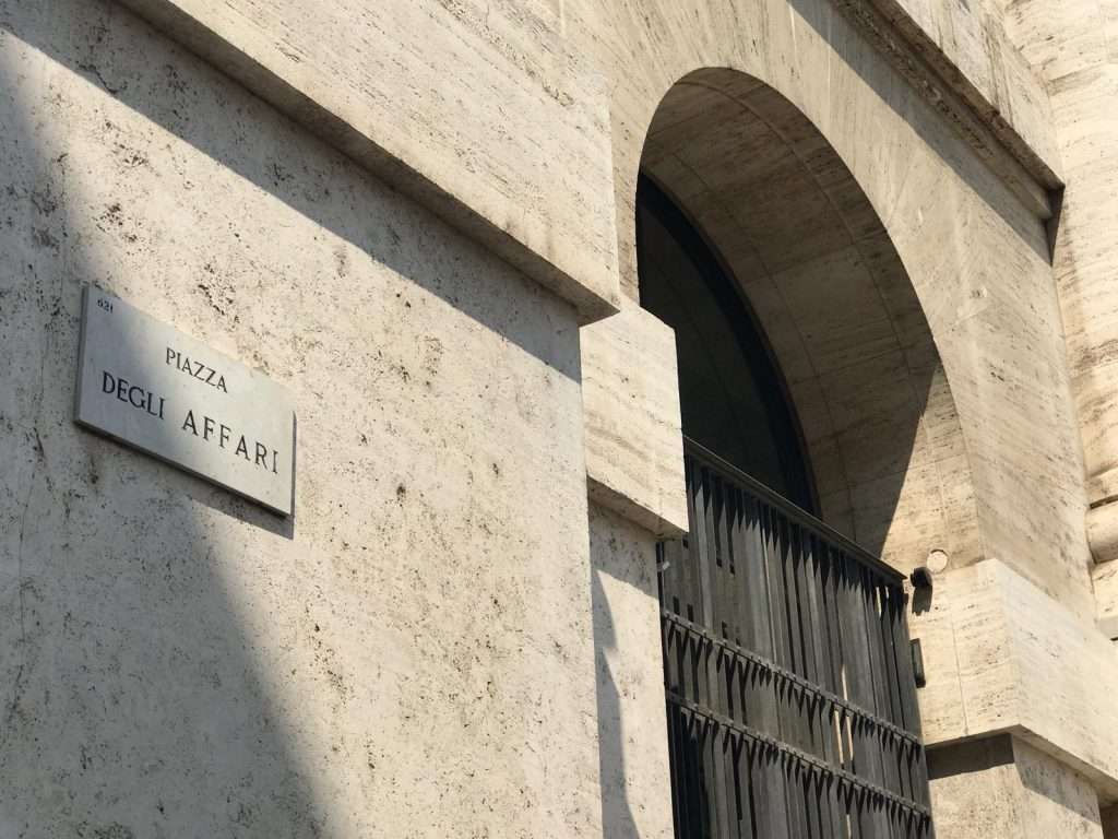 Piazza Affari giù, ENI insegue i rialzi del petrolio