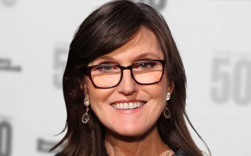 Cathie Wood in un momento dell'annuncio dell'acquisizione di Rize ETF da parte di ARK Invest