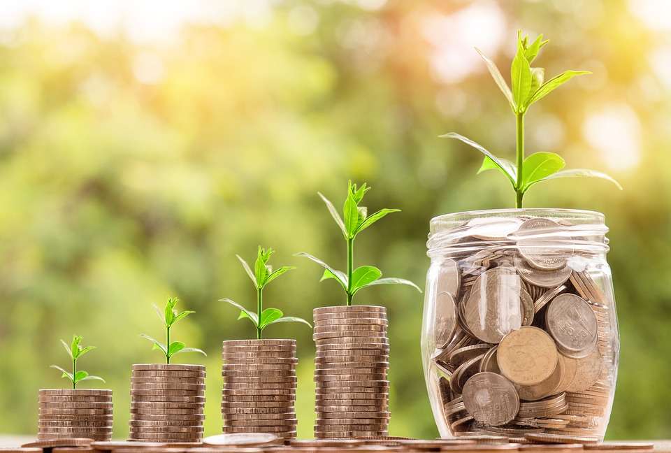 In un ambiente di alta volatilità di mercato negli ultimi mesi i fondi attivi hanno dettato legge a Wall Street, battendo i benchmark di riferimento. Ad aprile le azioni in generale hanno vissuto un mese terribile e in quel contesto il 54% dei fondi attivi a grande capitalizzazione ha fatto meglio dell'indice Russell 1000. La percentuale è stata ancora più elevata a maggio, quando il 56% di tali fondi ha sovraperformato l'indice americano. Questo addirittura è stato un record che ha fatto scalpore, perché il più alto tasso di successo negli ultimi 3 anni si è avuto per i gestori large cap nel 2021, ma con numeri nettamente inferiori, ovvero il 40% di fondi attivi che hanno sovraperformato. Dal 2003 invece la media storica è del 36%. Tutto questo segna un riscatto dei gestori attivi, che negli ultimi 10 anni si sono imbattuti in molte difficoltà tra rendimenti ritardati e deflussi di capitali. Questo a causa della preferenza degli investitori verso i fondi passivi, che ricalcano indici rivelatisi molto redditizi con il rally del mercato azionario ultradecennale. Inoltre i rendimenti netti ceteris paribus sono stati migliori, in quanto i gestori passivi addebitano commissioni molto più basse. Recentemente le cose sono cambiate perché i fondi passivi stanno vivendo un momento di grande appannamento, essendo che le loro partecipazioni più grosse hanno subito perdite importanti per effetto del sell-off generale. Fondi attivi: ecco dove stanno investendo Dove stanno investendo i fondi attivi? Secondo Subramanian, equity e quant strategist di Bank of America, i gestori stanno puntando sui settori ciclici come l'energia e i finanziari, mentre stanno disinvestendo le attività nei settori difensivi come la sanità e i beni di prima necessità. Le azioni energetiche hanno trovato grande slancio dall'impennata delle quotazioni delle materie prime come gas e petrolio, a causa della guerra Russia-Ucraina. Mentre per quanto riguarda i finanziari, dopo un'ottima partenza quest'anno per effetto dell'aumento delle prospettive di rialzo dei tassi da parte della Federal Reserve, vi è stato un dietrofront dettato dai timori di una recessione che si riflette sul sistema finanziario. Quanto al sottopeso dei titoli difensivi, Subramanian osserva che la maggiore incertezza economica spingerebbe verso il passaggio a tali tipologie di assets, tuttavia vi sono opportunità nei titoli ciclici che beneficiano dell'inflazione e del rischio legato ai tassi d'interesse.