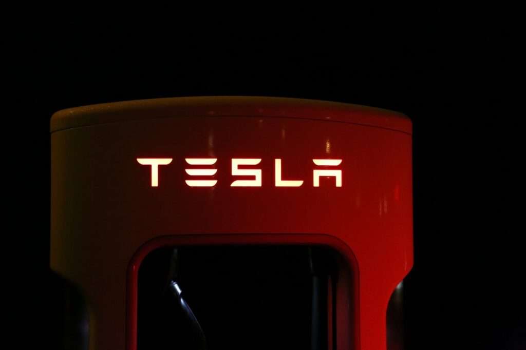 Tesla: Elon Musk vende ancora e le azioni crollano in Borsa