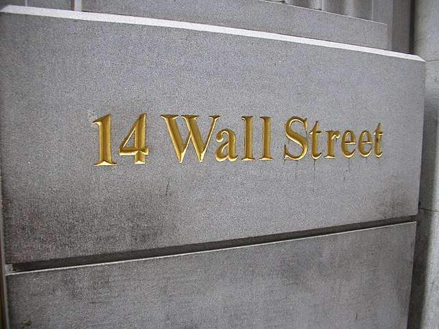 Wall Street: con il crollo dei tech Warren Buffett sorride e Cathie Wood va in crisi