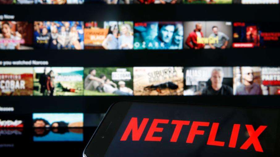 Netflix lancia abbonamento con pubblicità, azioni da comprare o da vendere?