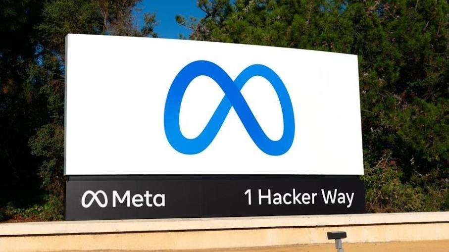 La trimestrale di Meta Platforms ha scavato un solco profondo nel mondo dei social media. Non tanto per il conseguente crollo in Borsa delle azioni a livello settoriale, ma quanto per ciò che ha motivato le vendite degli investitori. Analizzando quanto è emerso da questa chiamata agli utili si possono scorgere 3 aspetti. Il primo è che Meta sta riscontrando problemi con il suo core business. Lo si evince dalle previsioni sul primo trimestre 2022, dove viene stimata una crescita dei ricavi dal 3% all'11%, mai così anemica in rapporto all'andamento degli ultimi anni dell'azienda di Menlo Park. Solo nel primo trimestre di un anno fa le entrate erano aumentate del 48% e questo già rende l'idea di quanto il rallentamento sia cospicuo. Il secondo punto è che i costi del metaverso stanno pesando non poco sui conti aziendali. Meta investe 10 miliardi di dollari l'anno per portare avanti il grande progetto iniziato nella scorsa estate e questo inevitabilmente va incidere sulle performance di periodo, soprattutto se non sono sostenute da un alto livello di ricavi. Il terzo aspetto è il più importante e ha a che fare con il calo di utenza misurato in termini di tempo di permanenza nelle piattaforme Facebook, Instagram, WhatsApp e Messenger. Qui si tratta di capire se vi è stato un rallentamento dovuto al fatto che la pandemia sia ormai alle spalle e le persone preferiscono passare meno tempo sui social rispetto a quanto facevano durante i periodi di quarantena e lockdown, oppure se si è verificata una migrazione verso altri social. O ancora se in realtà sia in corso l'una e l'altra cosa. La società nel comunicato durante la trimestrale ha spiazzato il pubblico con questo messaggio "Per quanto riguarda le impressioni, prevediamo continui venti contrari sia dalla maggiore concorrenza per il tempo delle persone sia da uno spostamento del coinvolgimento all'interno delle nostre app verso superfici video come Reels, che monetizzano a tassi inferiori rispetto a Feed e Stories." Meta Platforms: e se stesse iniziando il declino dei social? L'ultimo punto citato lascia aperto un grosso interrogativo, che poi è quello che ha scatenato un'ondata di vendite verso altri titoli di social media a Wall Street, come Snap che sta affondando del 22%, Pinterest in calo del 9% e Twitter che perde il 5,5%. In sostanza, la paura del mercato in questo momento è che le persone si stiano stancando un po' dei social media e stiano quindi usando meno le piattaforme. A questo punto, cosa succederebbe se il trend dovesse avere una continuità in futuro? I social guadagnano dagli inserzionisti e quindi il numero di visualizzazioni sono fondamentali affinché le aziende continuino a pagare per pubblicizzare i loro prodotti. In concomitanza, vi è anche il fatto che la loro spesa si sta riducendo in questo periodo perché stanno subendo gli effetti negativi del rincaro dei prezzi sul mercato. Questo però potrebbe anche essere un fattore temporaneo. Ciò che potrebbe invece non esserlo è la configurazione concreta dell'ipotesi che l'era dei social possa iniziare la fase discendente nella loro favolosa parabola, forse perché tutto ciò che viene sviluppato in quelle piattaforme dalle persone inizia a essere percepito come effimero. Probabilmente non è il momento ancora di tirare conclusioni affrettate, ma le prossime trimestrali di Meta e quelle in arrivo delle altre aziende social aiuteranno di certo a delineare un quadro che a quel punto comincia a diventare meno sfocato.
