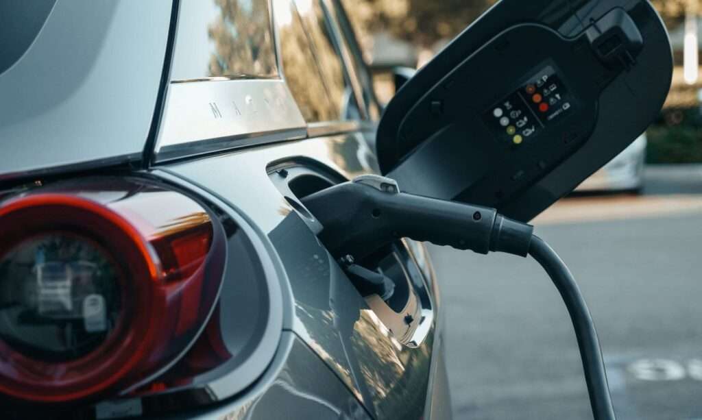 Automotive: focus su elettrico e guida autonoma ma attenzione a carenza chip