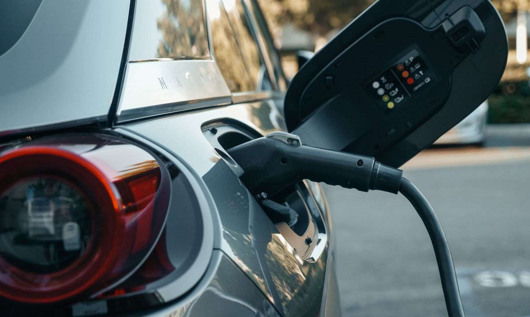 Automotive: focus su elettrico e guida autonoma ma attenzione a carenza chip