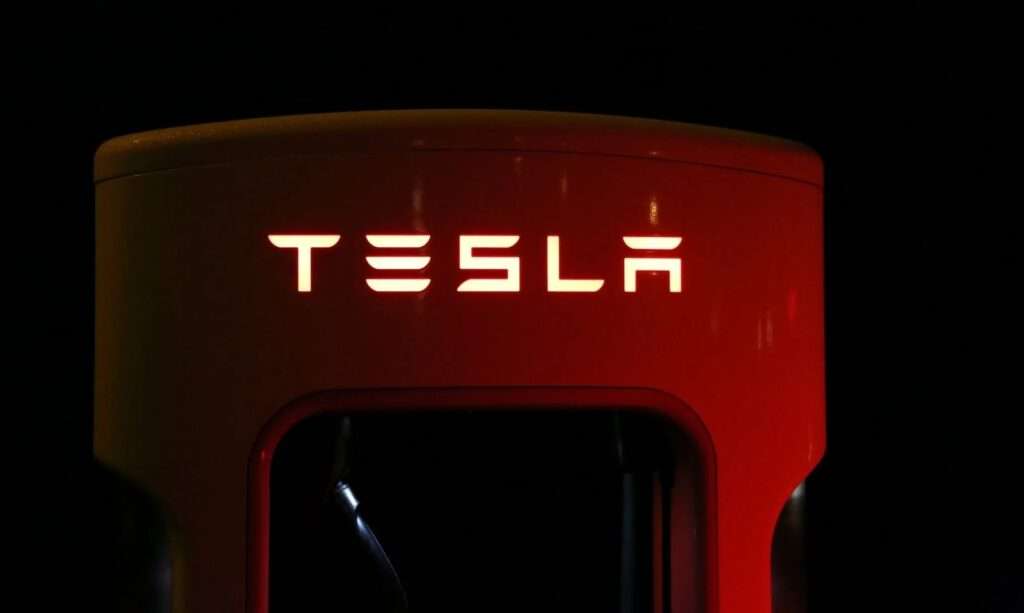 Auto elettriche: Biden lancia piano da 5 miliardi per stazioni di ricarica