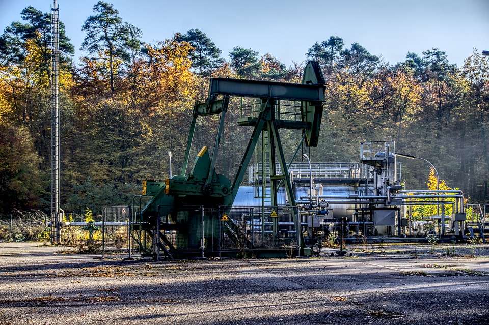 Petrolio: quotazioni scendono a 70 dollari al barile, ecco perché