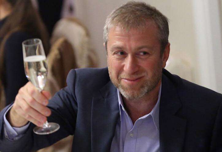 L'imprenditore Roman Abramovich con un calice di champagne