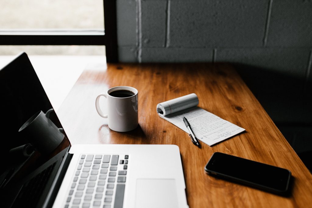 Computer, smartphone e caffè