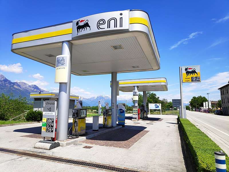 ENI: triplica il contributo sugli extra-profitti e Gazprom taglia le forniture di gas