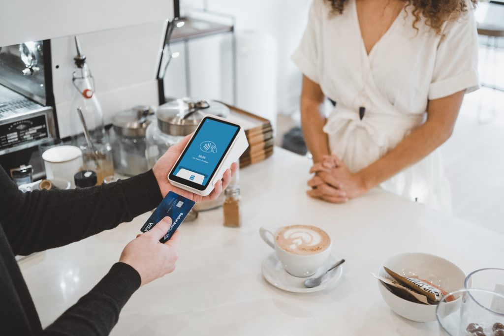 Un commerciante accetta il pagamento con POS