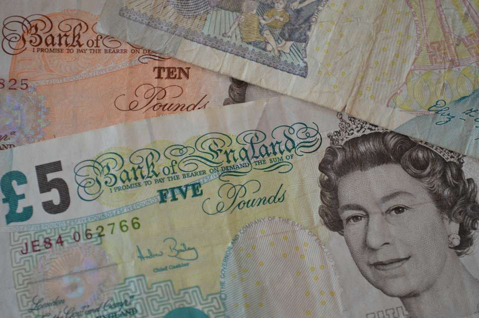 La sterlina sale ancora, ma per gli analisti scenderà verso la parità sul dollaro