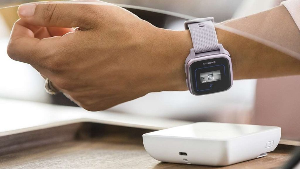 Una persona paga con l'orologio Garmin Pay