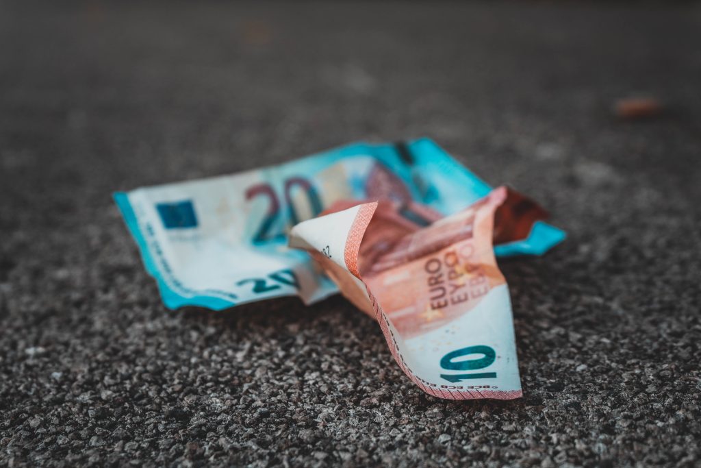 Banconote da 10 e 20 euro rovinate