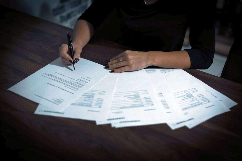 Donna firma per l'iscrizione all'albo dei consulenti finanziari