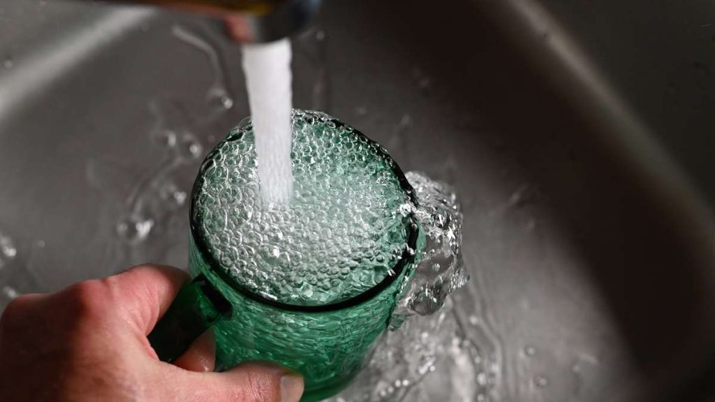Acqua che scorre da un rubinetto