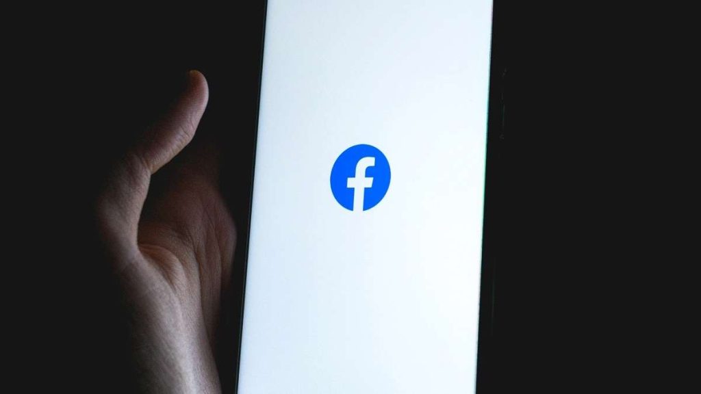 Un utente accede a Facebook