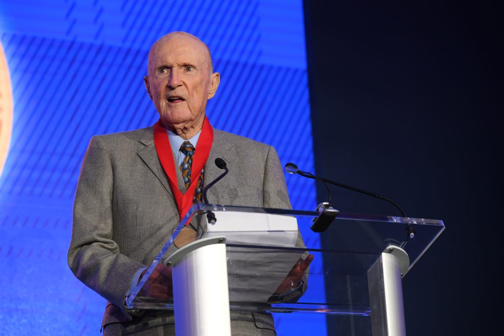 Julian Robertson, il fondatore dell'hedge fund Tiger Management sul palco della Carnegie Medal of Philantropy