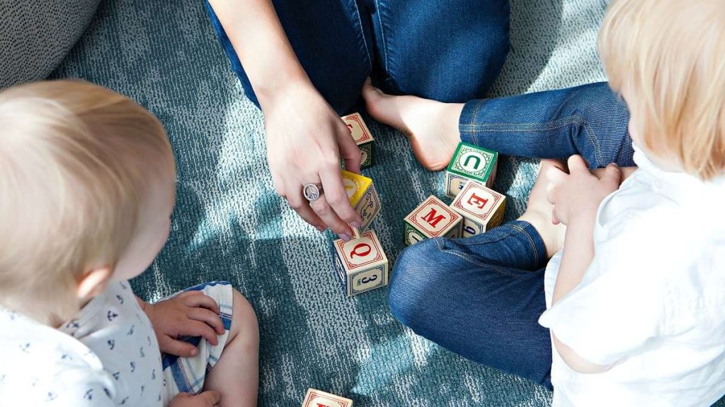 Una madre con i figli